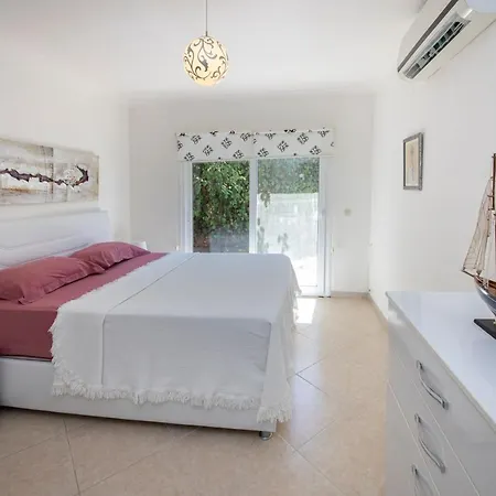 Apartment Stunning House With Sea View And Shared Pool In